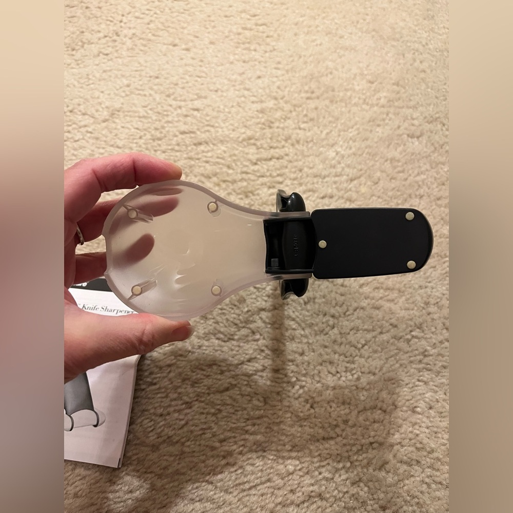 Tupperware tabletop knife sharpener - Picture 5 of 8